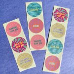 Sticker rond 35mm, kleur en print TREND ` Iets leuks, kleine verrassing, kadootje ( mix van 10 stuks )