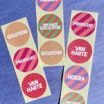 Sticker rond 35mm, kleur en print TREND ` Proficiat / van harte / hoera` #2 ( mix van 10 stuks )