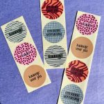 Sticker rond 35mm, kleur en print WARM ` Iets leuks, kleine verrassing, kadootje ( mix van 10 stuks )