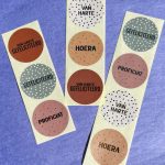 Sticker rond 35mm, kleur en print WARM ` Proficiat / van harte / hoera`  ( mix van 10 stuks )