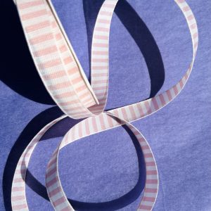Stoffen band lint ,  15 mm dik `Lichtroze wit streepje ` ( 1 meter )
