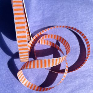 Stoffen band lint ,  15 mm dik `Oranje / lila streepje ` ( 1 meter )