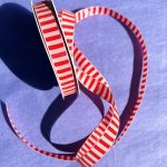 Stoffen band lint ,  15 mm dik `Rood / roze streepje ` ( 1 meter )