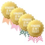 Sticker medaille 41mmx56mm `Vandaag is het feest` goud met kleur  ( mix van 10 stuks )