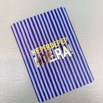 KP kaart A6 `Hieperdepiep hoera!` lichtblauw met donkerblauw streepje