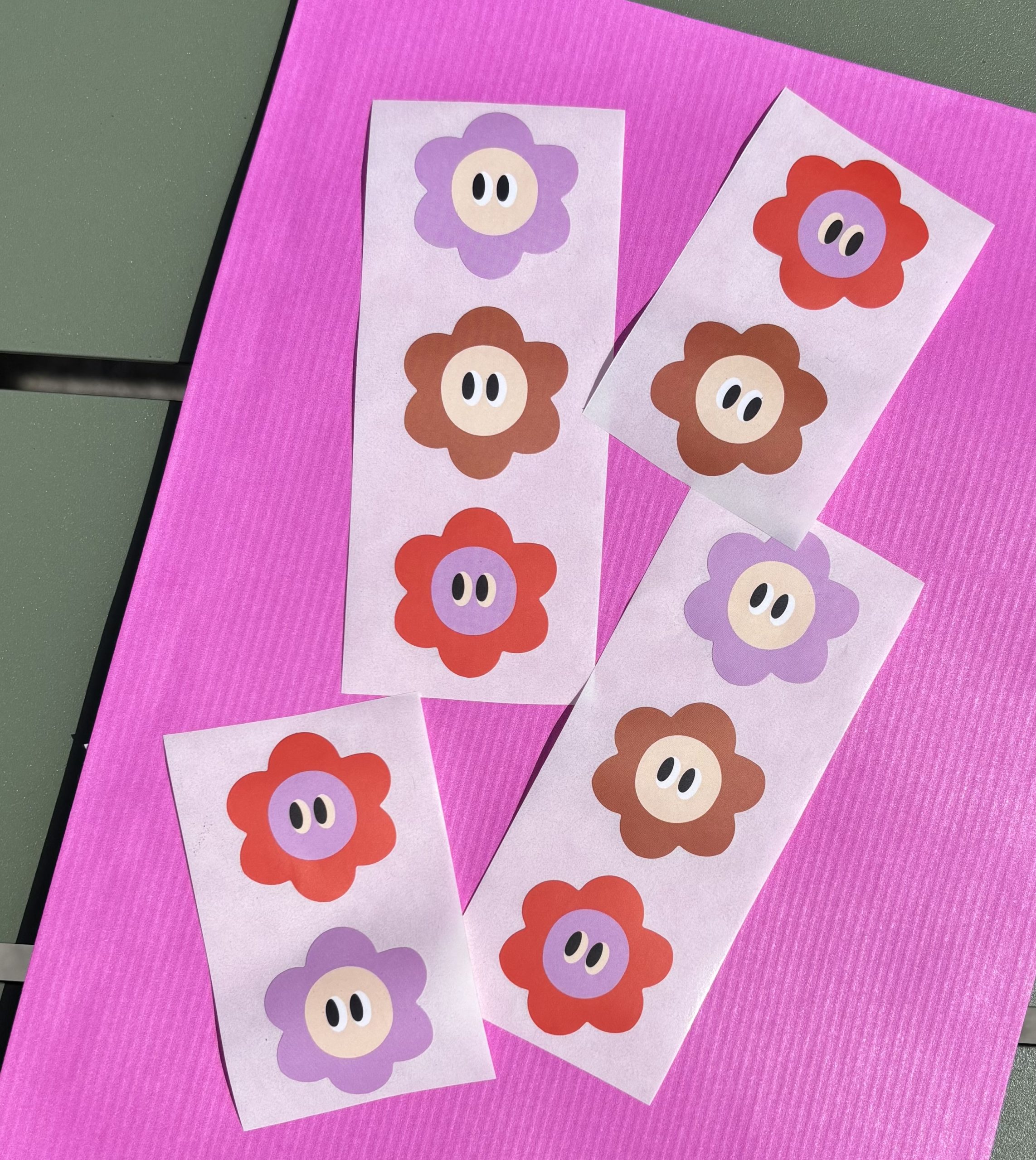 IMG_2573 Sticker bloemetje 29mmx31mm `Bloemetjes mix met oogjes` bruin rood lila ( mix van 10 stuks ) - Afbeelding 1