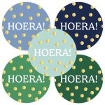 KP Sticker rond 40mm`Hoera gouden stipjes `groen blauw tinten   ( mix van 10 stuks )