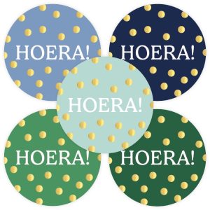 KP Sticker rond 40mm`Hoera gouden stipjes `groen blauw tinten ( mix van 10 stuks )