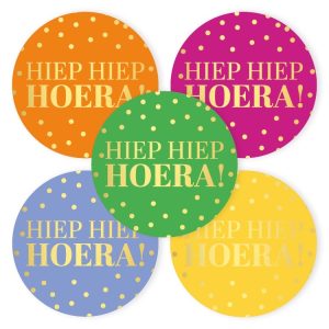 KP Sticker rond 50mm`Hiep hiep hoera gouden stipjes `roze geel oranje groen blauw ( mix van 10 stuks )
