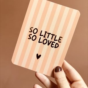 Wensjegeluk, kaart A6 met goud accent `So little so loved` zalmroze streepje
