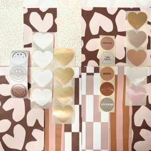 Inpakset zakjes en stickers `Bruin / roze harten strepen en stipjes`