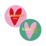 Sticker rond 40mm `Kadootje voor jou in hartje` 2 varianten: groen roze / roze rood (mix van 10 stuks)