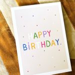 Pose Mandarine , A6 ansichtkaart `Happy Birthday` gekleurde letters en stipjes