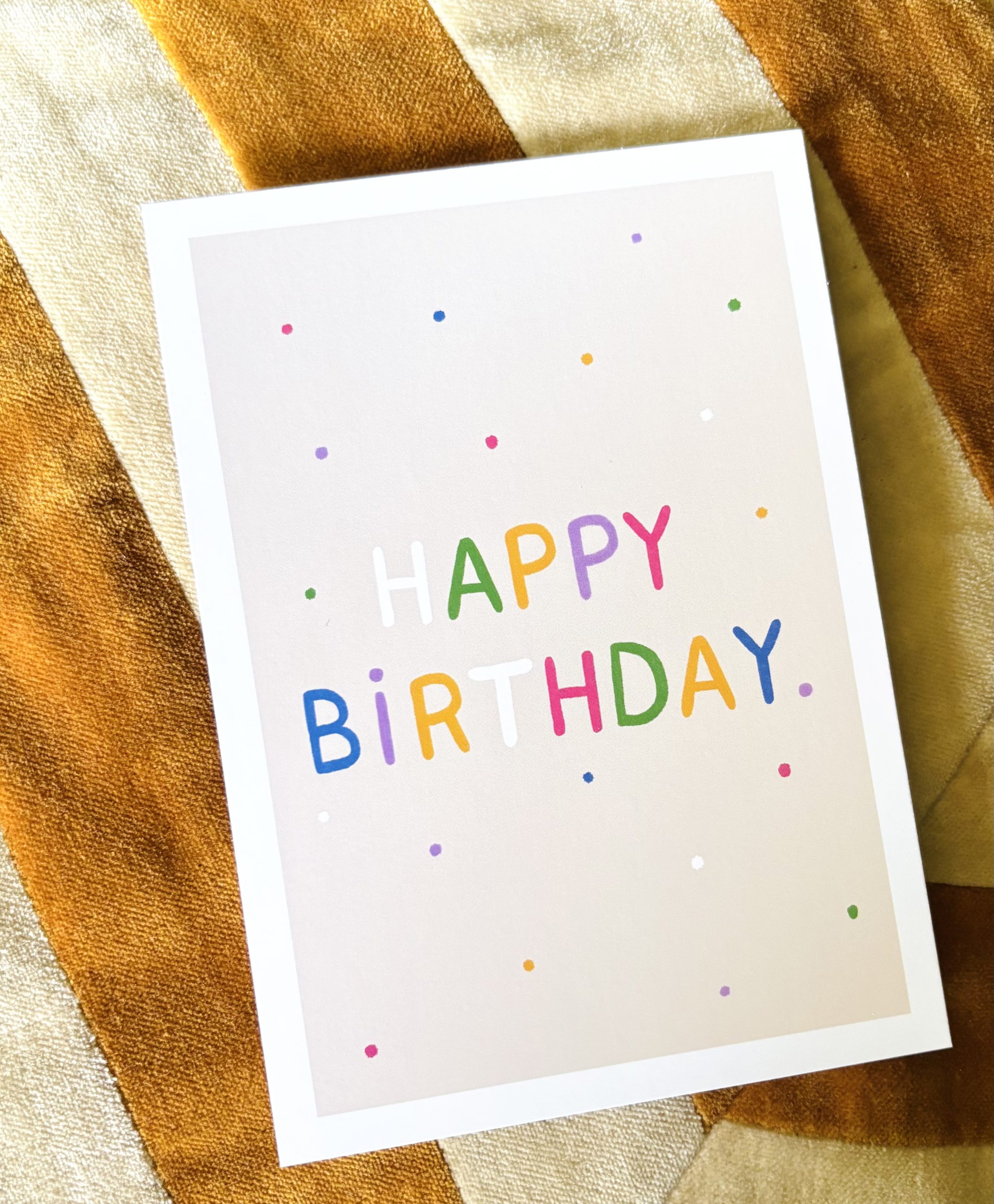 IMG_4710 Pose Mandarine , A6 ansichtkaart `Happy Birthday` gekleurde letters en stipjes - Afbeelding 1